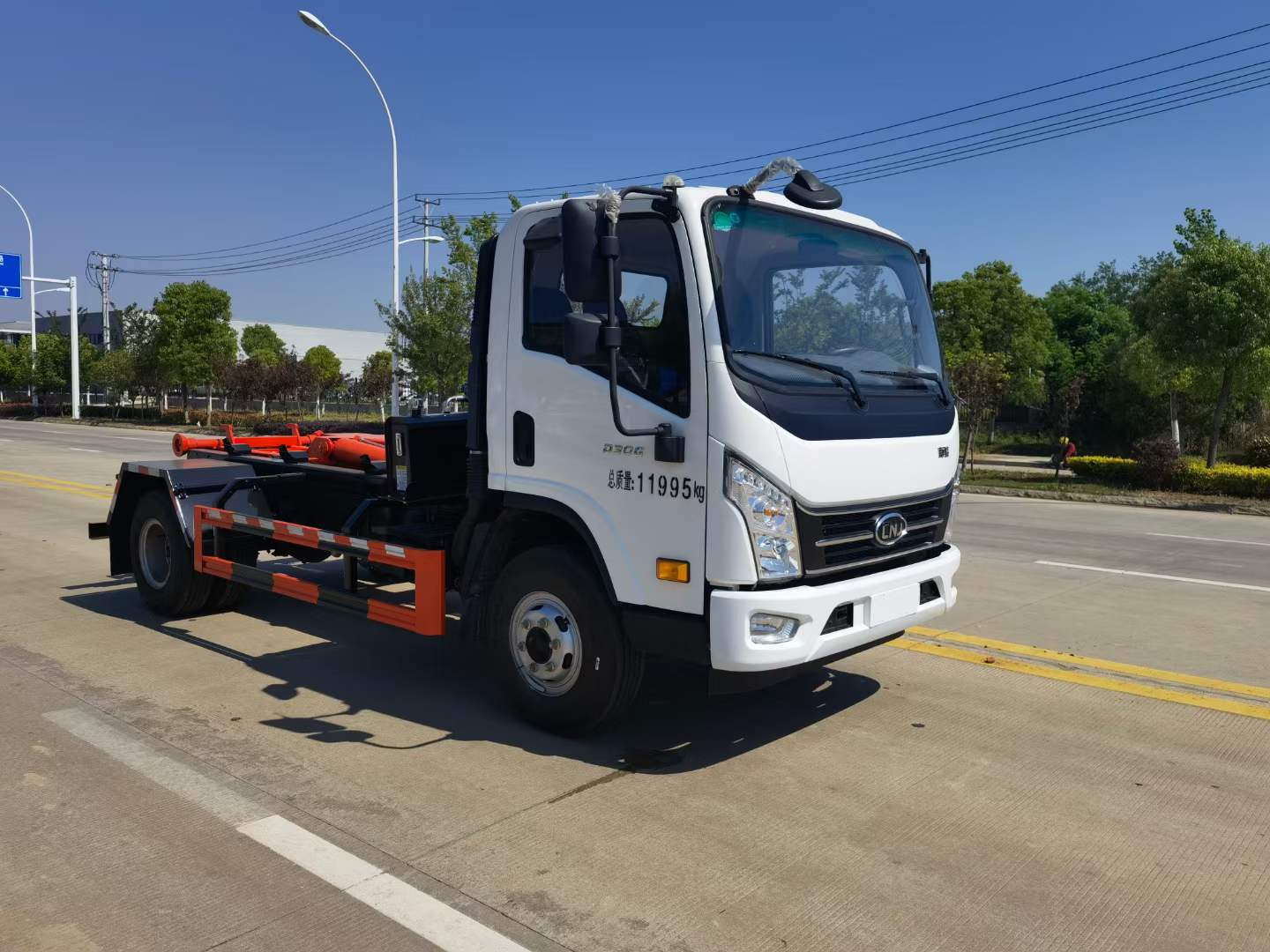 南駿黃牌勾臂式垃圾車(chē)